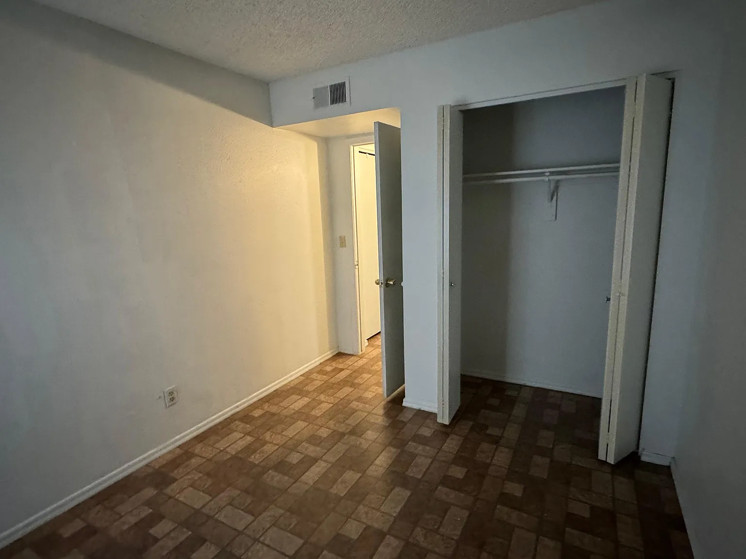 2837 E Capri Cir — Photo 3