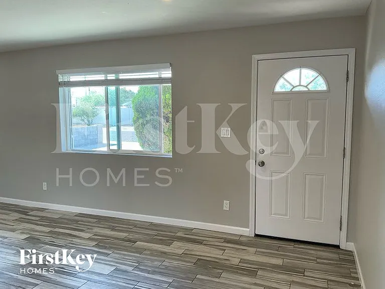 2133 E Larkspur Dr — Photo 2
