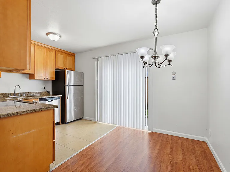 Poplar Plaza Apartments — Photo 10