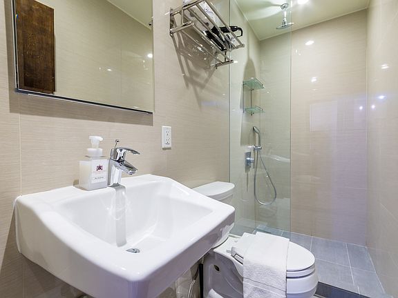 5th image of 111 E 39th St #3