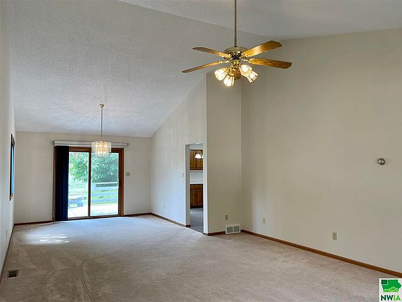 5th image of 922 Leona Cir