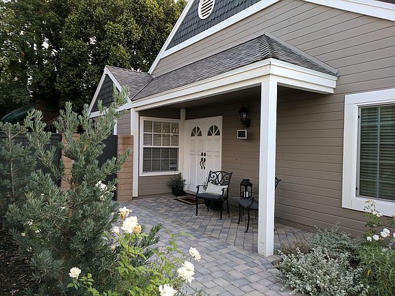 Super Cute Cozy Front Porch