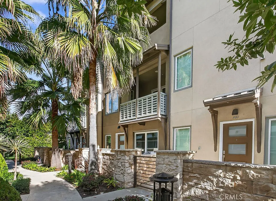 985 Doheny Way