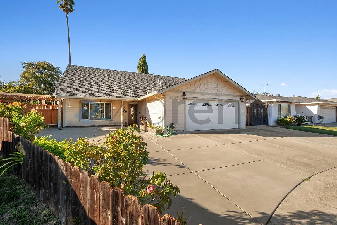 4 bed, 1936 sqft, $4,950 — Photo 3