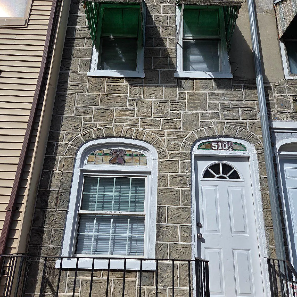 3 bed, 1.0 bath, 1034 sqft, $1,300 — Photo 2
