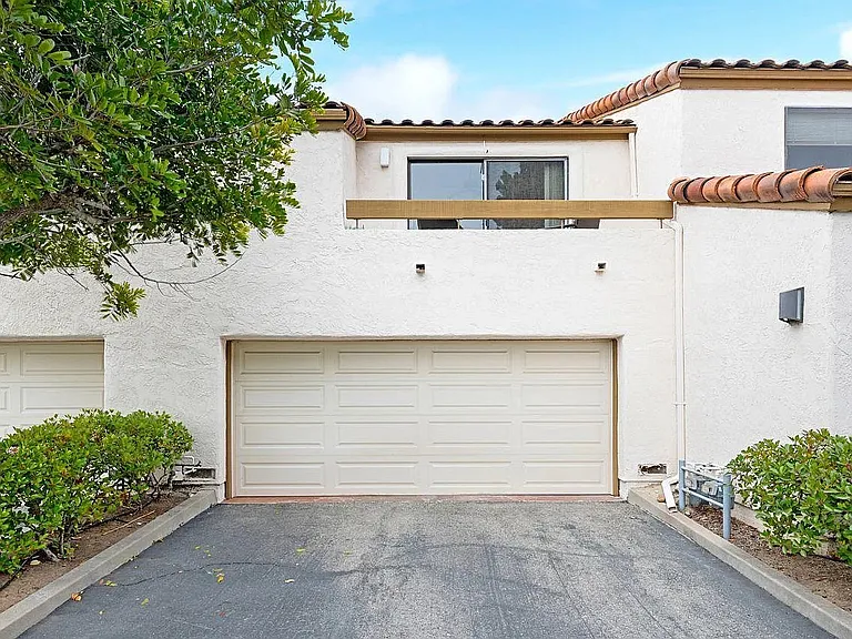 2051 Cliff Dr #18 — Photo 22