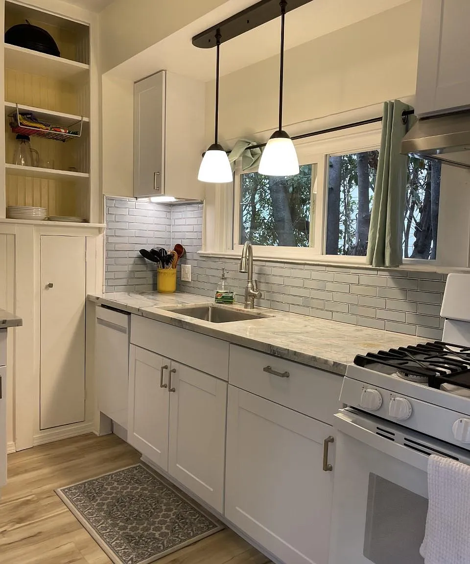312 W Victoria St — Photo 2