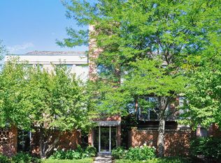5020 Arbor Ln APT 101, Northfield, IL 60093