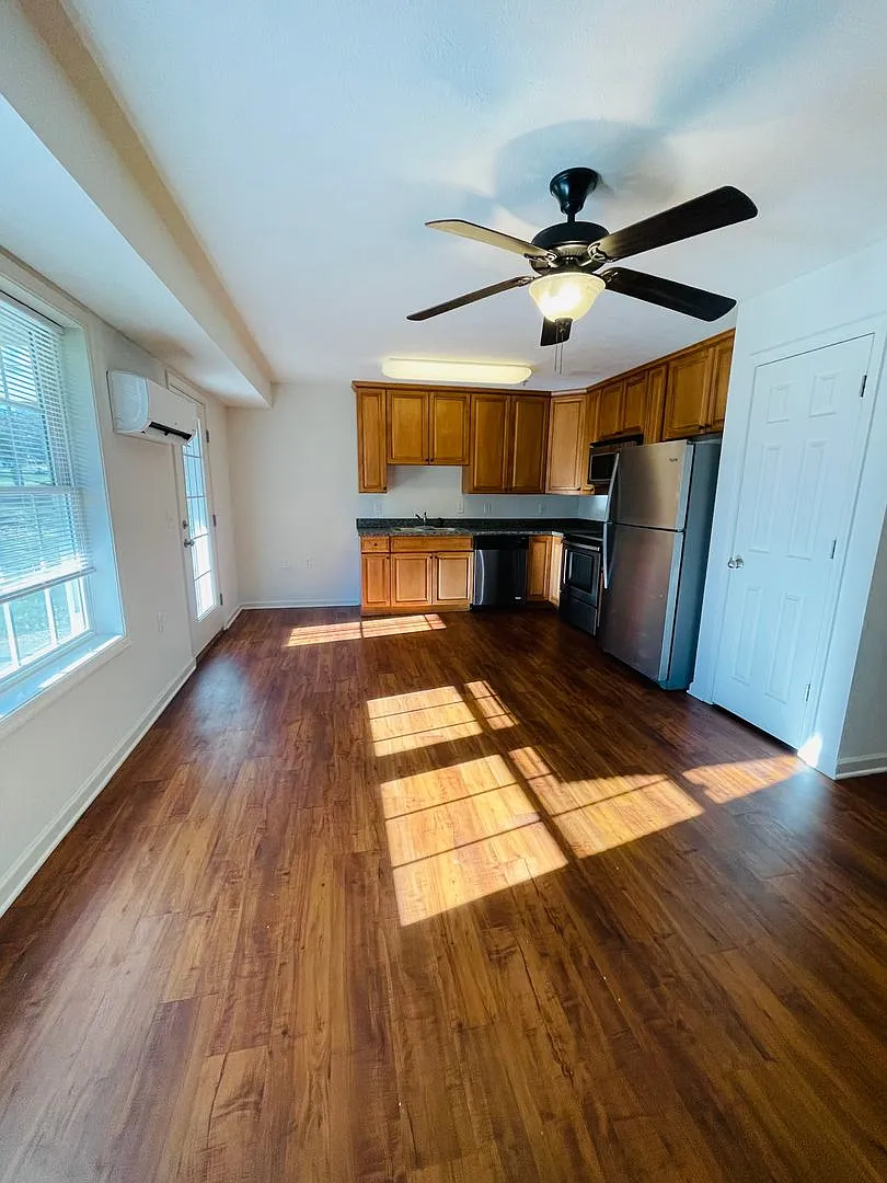 Second Floor One Bedroom Garden Apartment — Photo 4