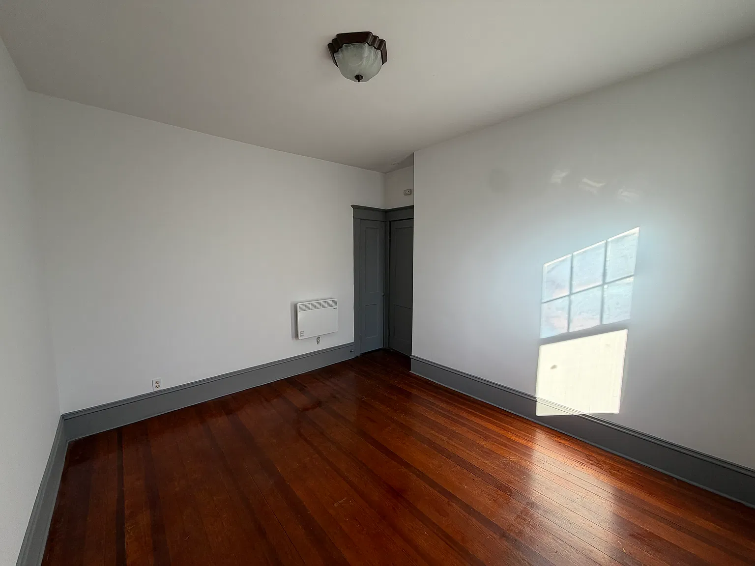 3 bed, 1350 sqft, $1,900 — Photo 3