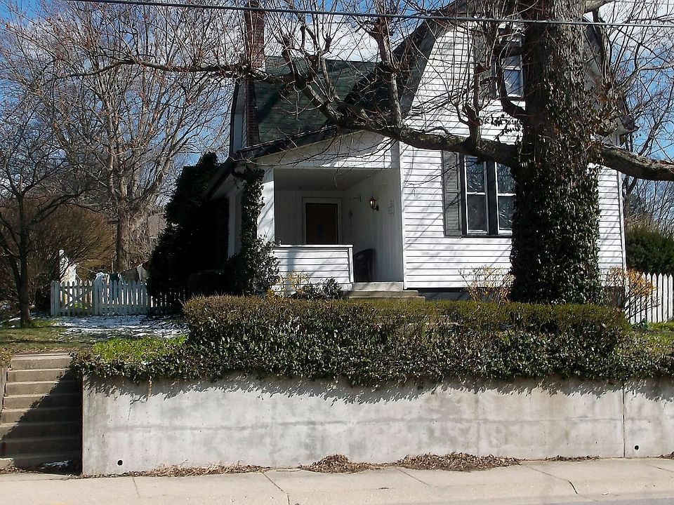 1st image of 1000 S Elm St