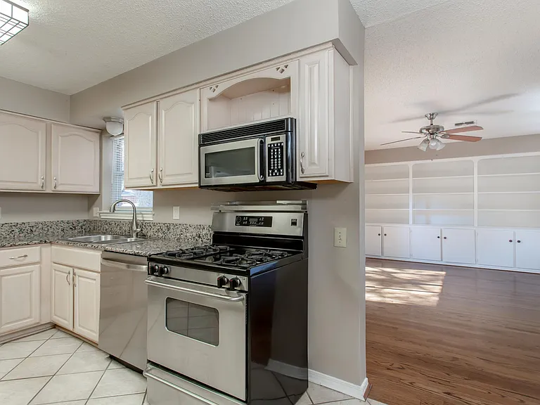 6912 Wake Forrest Dr — Photo 12