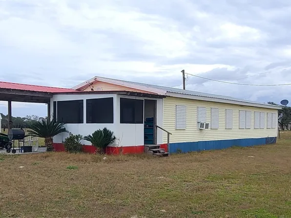 95 Kellie Ln, Seadrift, TX 77983