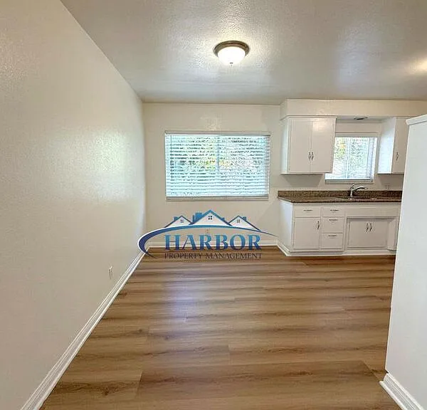 943 W 13th St #B — Photo 3