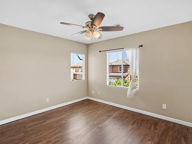 527 Newberry Springs Dr — Photo 32