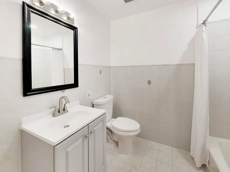 1301 N Oakley Blvd #2B — Photo 9