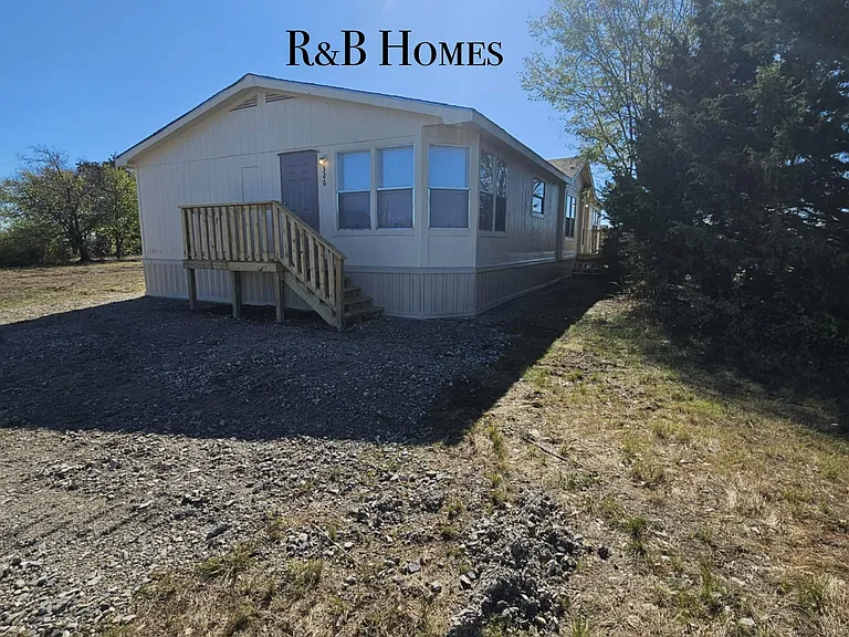 326 Johnston Dr — Photo 2