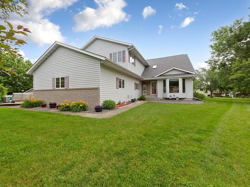 1st image of 908 9th St SE