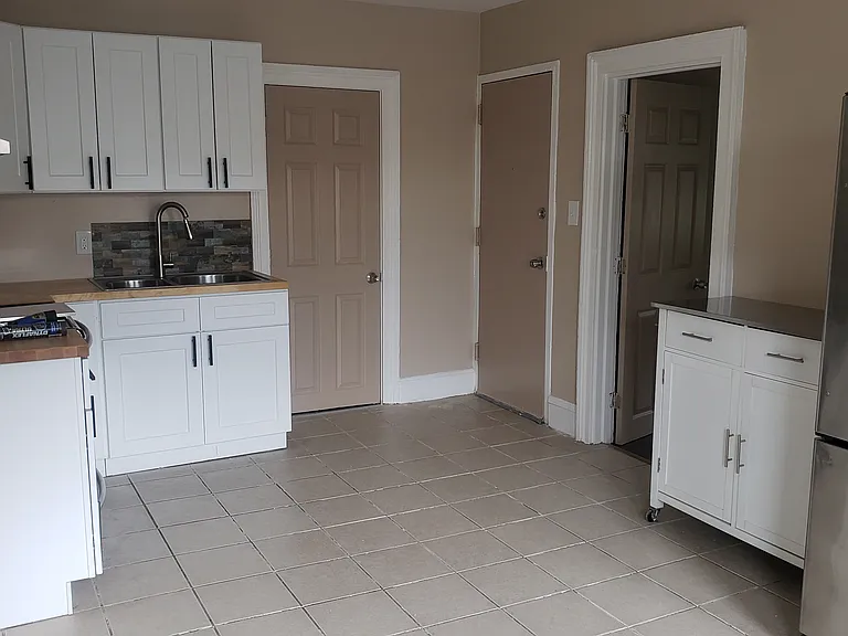 17-19 Mahl Ave #3 — Photo 4
