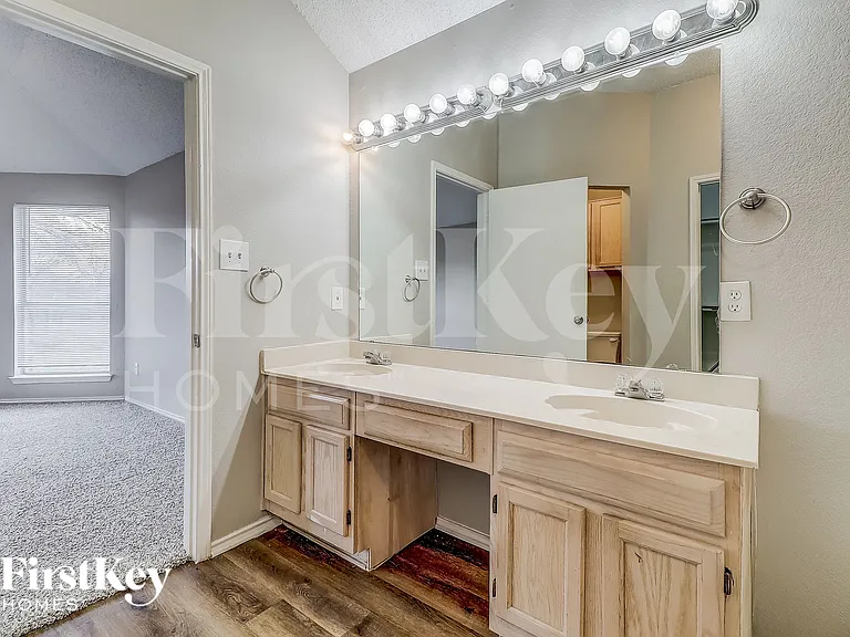 912 Winterbury Ct — Photo 13