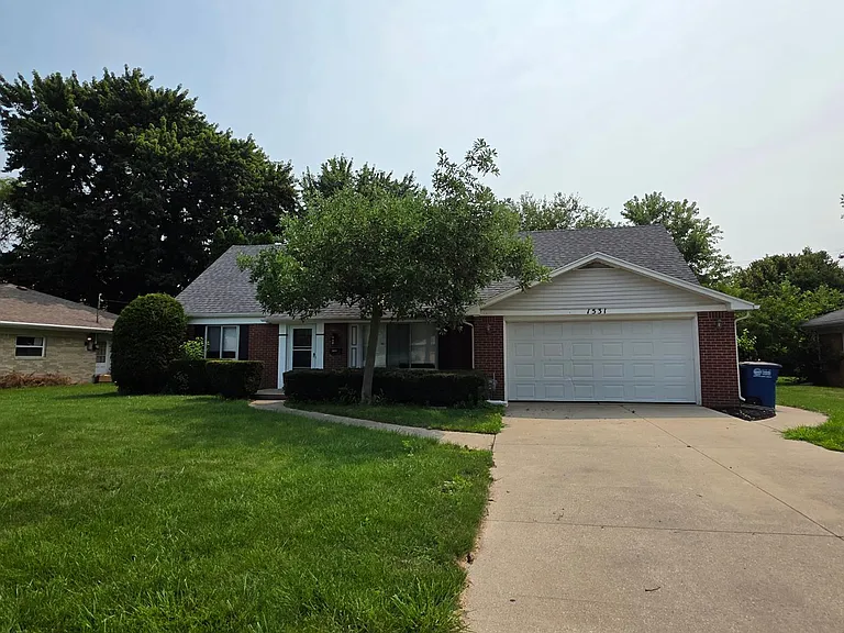 1531 Eaton Dr — Photo 2