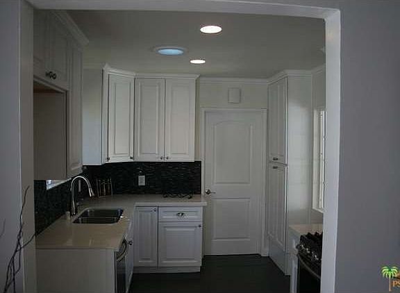4th image of 6445 Hayvenhurst Ave