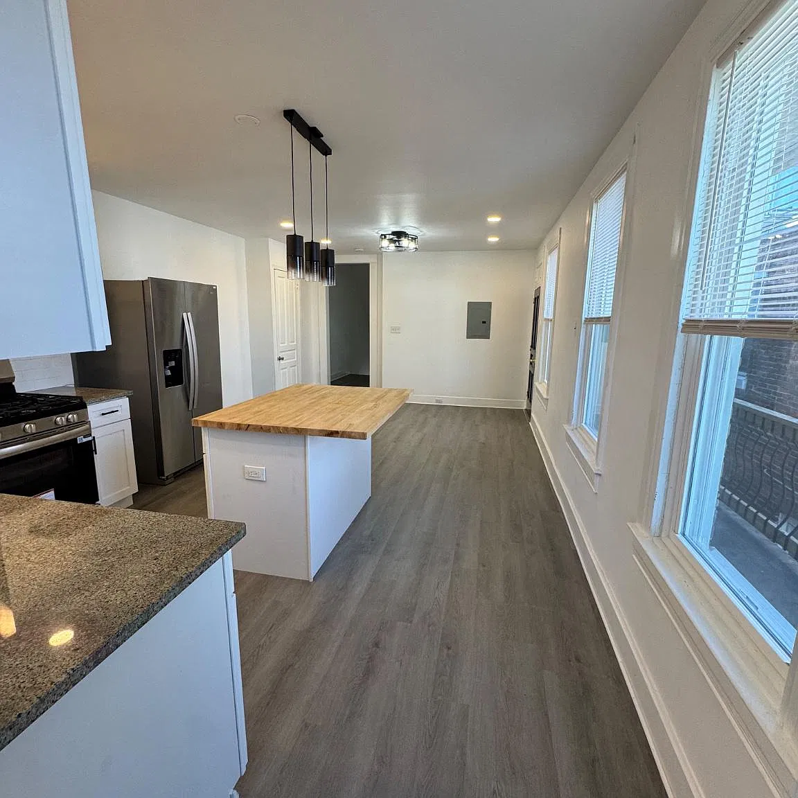 3 bed, 2.0 bath, 1000 sqft, $1,650 — Photo 2