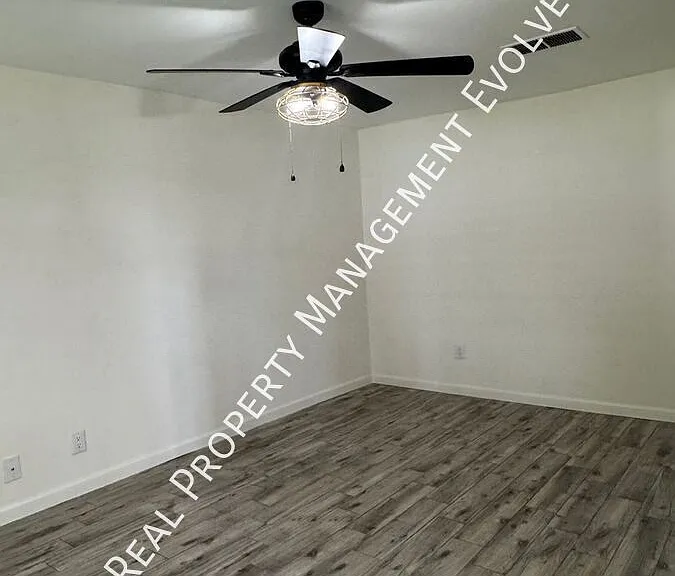 3914 E Surrey Ave — Photo 10