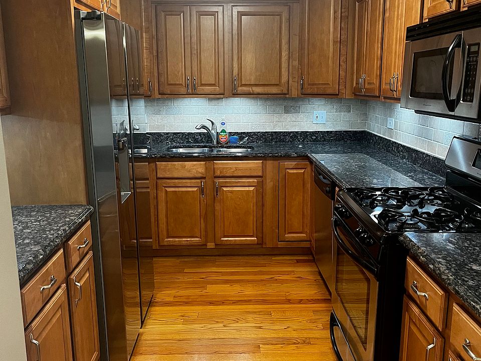 Kitchen - dishwasher, fridge with icemaker/water dispenser, gas stove, microwave