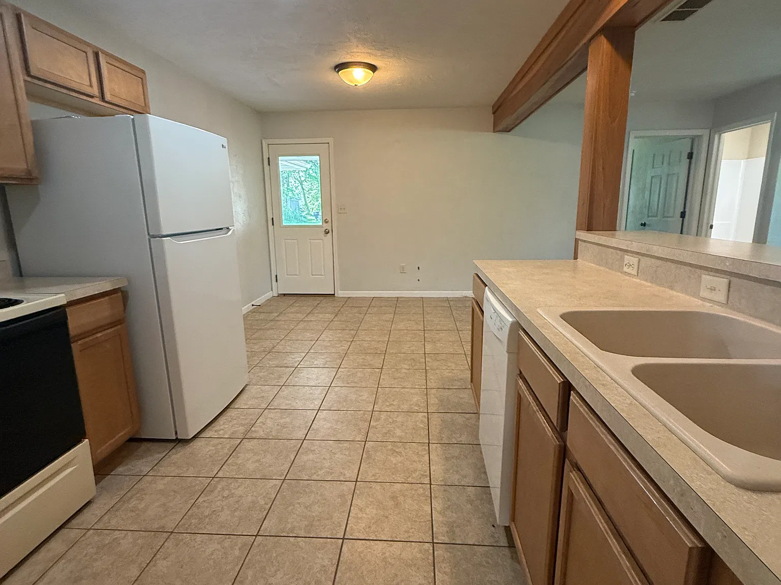 5 bed, 1800 sqft, $3,000 — Photo 3