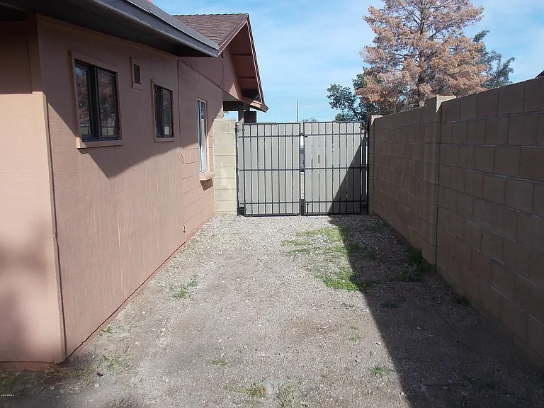 219 W Wagoner Rd — Photo 16