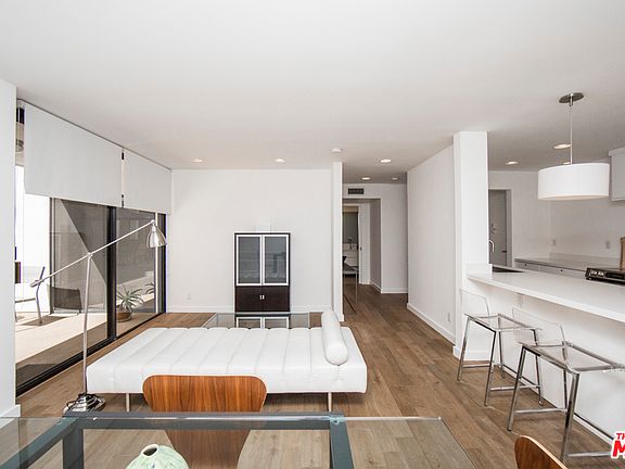 3rd image of 906 N Doheny Dr APT 304