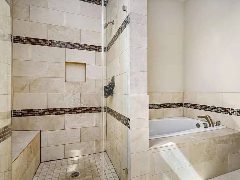 1720 Live Oak St — Photo 17