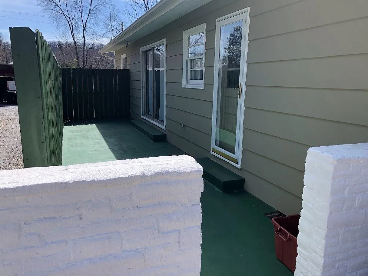902 E Holston Ave — Photo 2