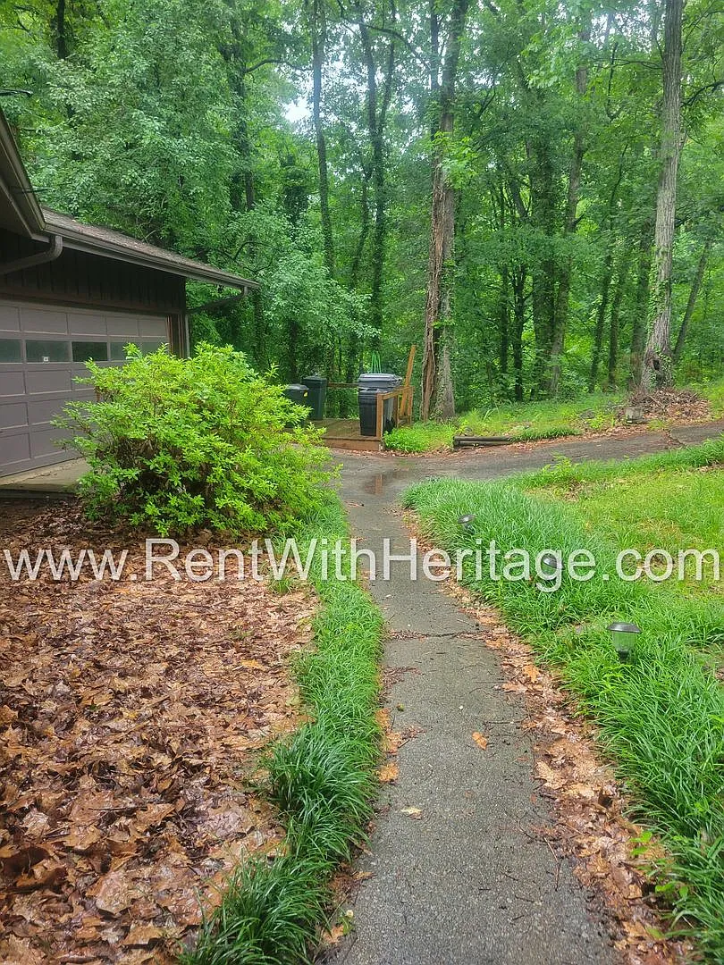 Charming Cabin Style Home on 1.3 Acres / Finished Basement / Great Location — Photo 3