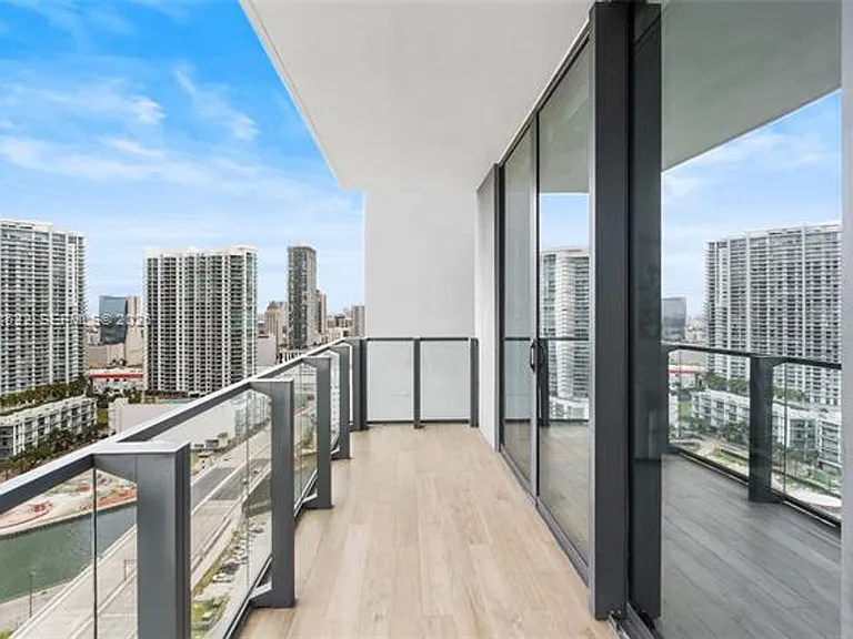 68 SE 6th St #CU-2306 — Photo 24