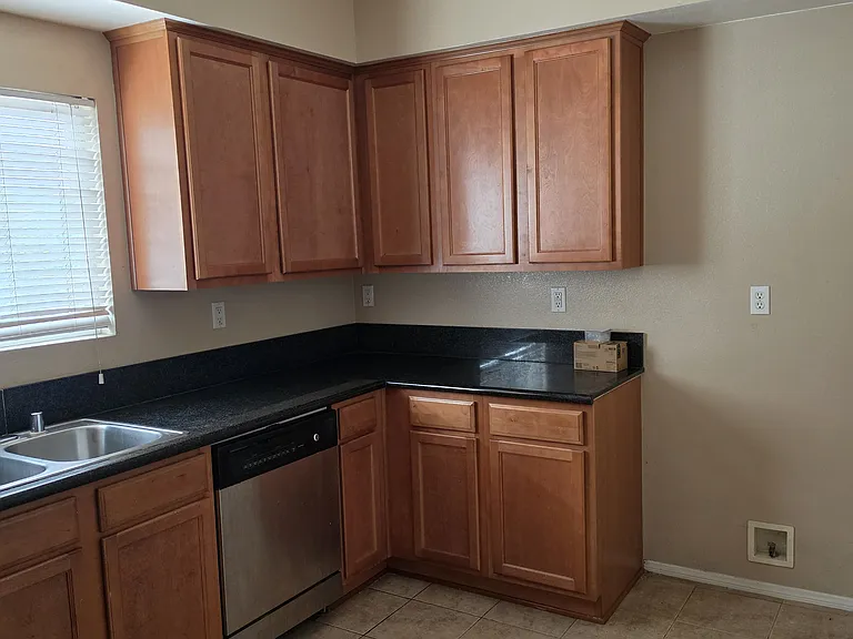 670 S Magnolia Ave — Photo 7