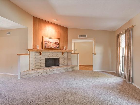 3rd image of 716 Warwick Dr