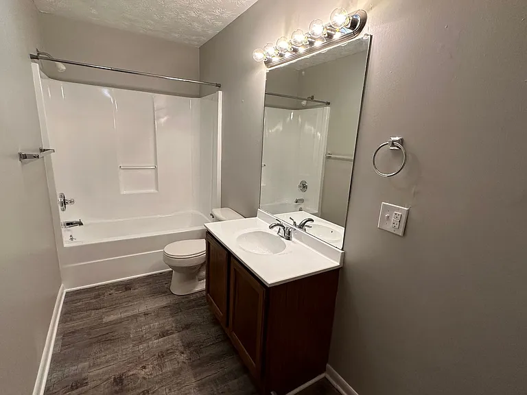 Lakeland Hills Apartment Homes — Photo 55