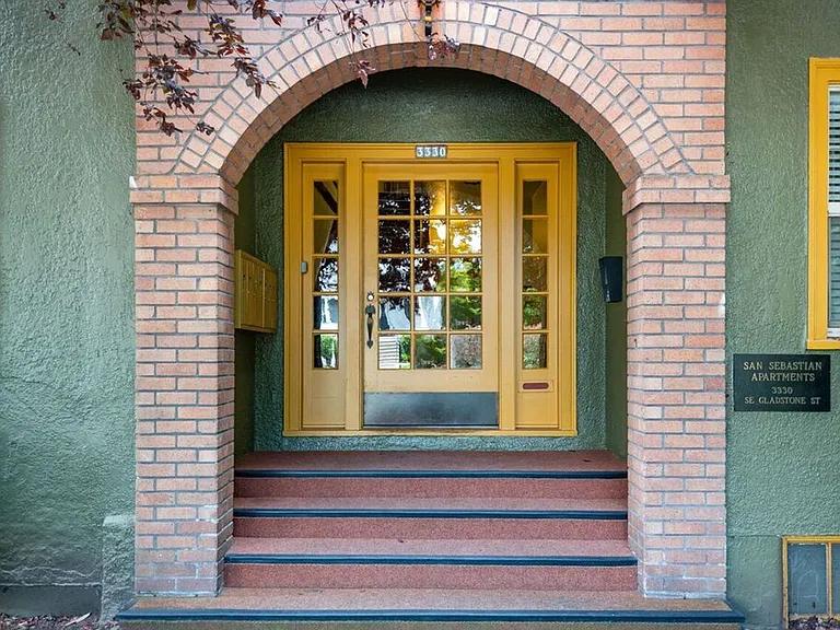 3330 SE Gladstone St — Photo 2