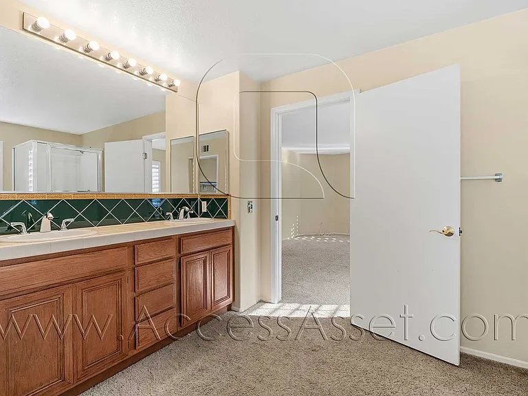 1358 Baldwin St — Photo 31