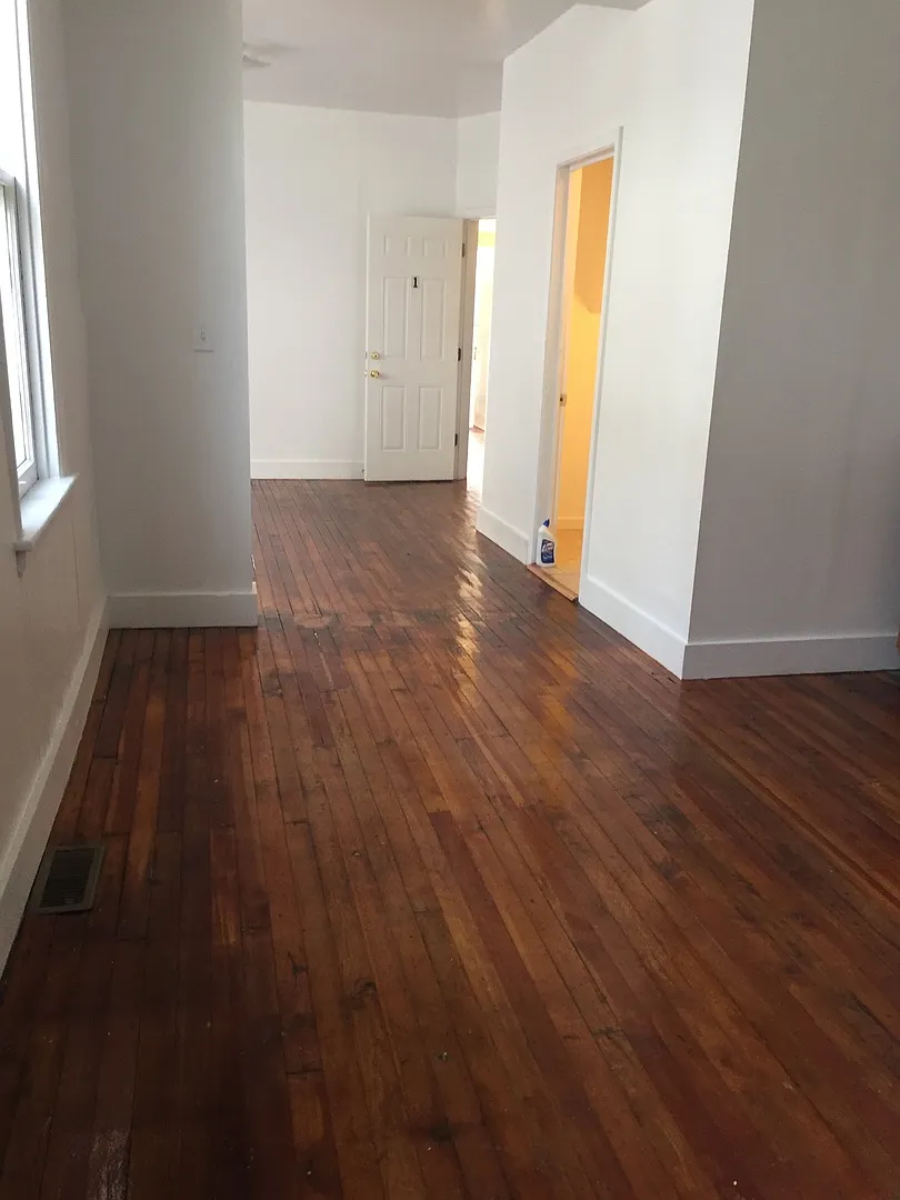 Availble Now! 1st floor apartment in North End of York City near parks, lake, etc. — Photo 4