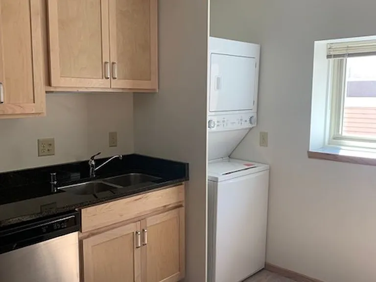 415 N Henry St — Photo 7