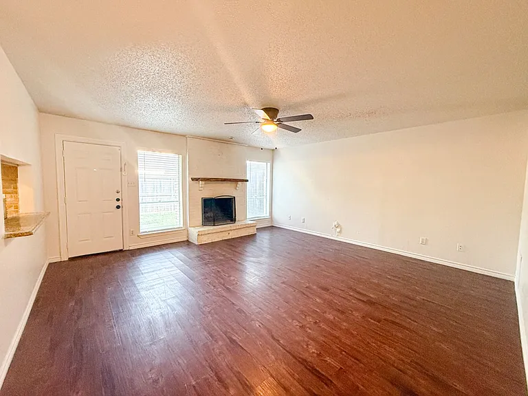 612-614 Towne House Ln — Photo 6