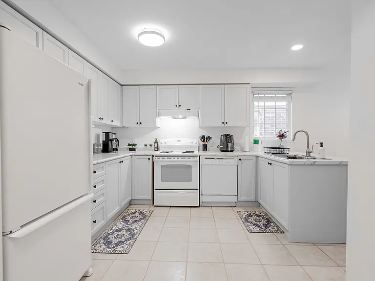 235 Rossmore Ct — Photo 6