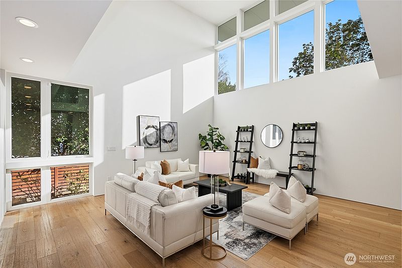 3rd image of 2825 22nd Avenue W