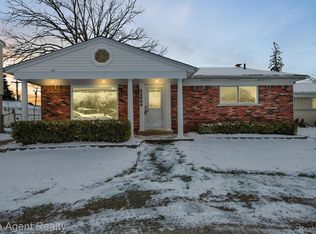 22004 Martin Rd, Saint Clair Shores, MI 48081