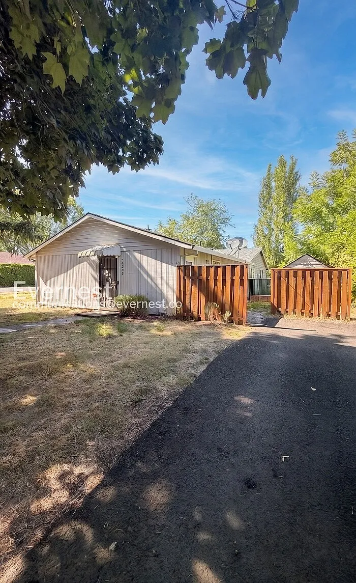 2 bed, 1.0 bath, 832 sqft, $1,900 — Photo 1