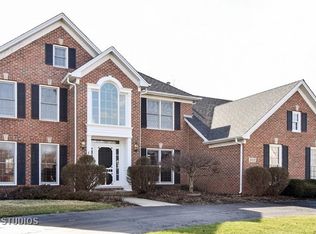 302 Windsor Cir, Saint Charles, IL