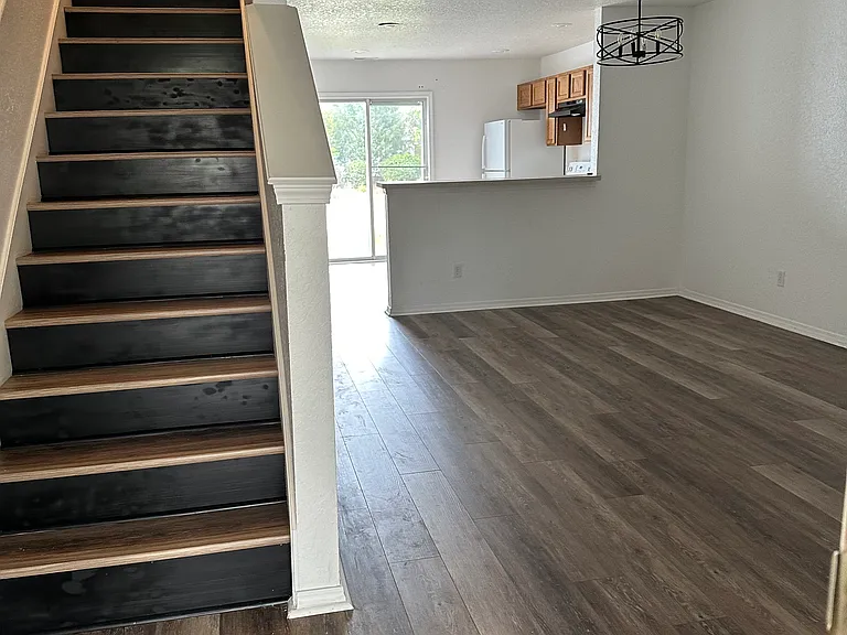 112 University Pkwy — Photo 2